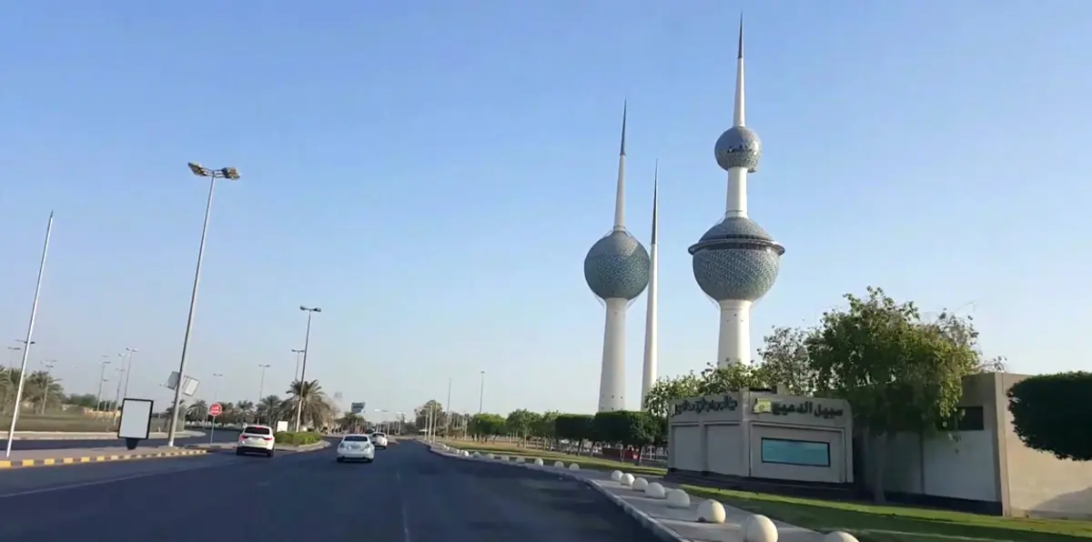 بعد ضبطه متلبسًا.. عربي يبرر تواجده في وكر للدعارة بالكويت بتصرف "طريف"