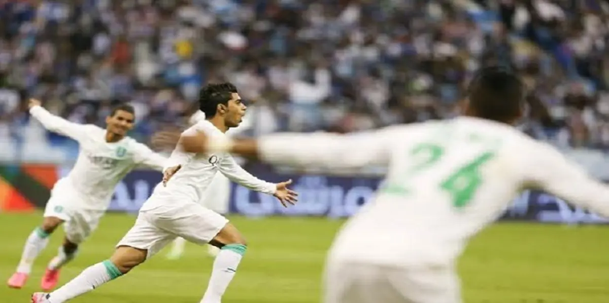 الأهلي يطيح بالهلال في مباراة مثيرة ويرافقه في الصدارة