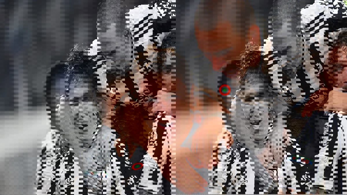 كييزا يرتدي عباءة كريستيانو رونالدو وينبئ يوفنتوس بمستقبل مشرق