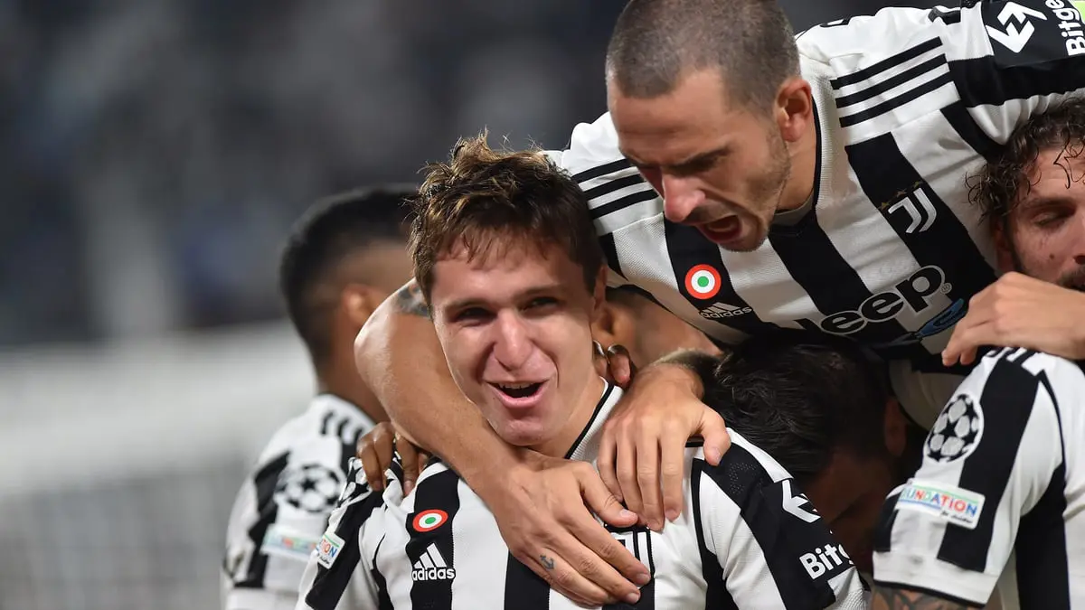 كييزا يرتدي عباءة كريستيانو رونالدو وينبئ يوفنتوس بمستقبل مشرق