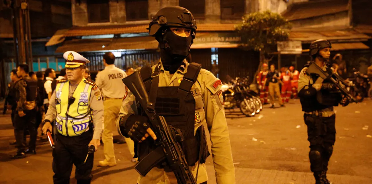 شرطة إندونيسيا: مقتل شخصين في تفجيرات بجاكرتا بينهما شخص يشتبه أنه انتحاري