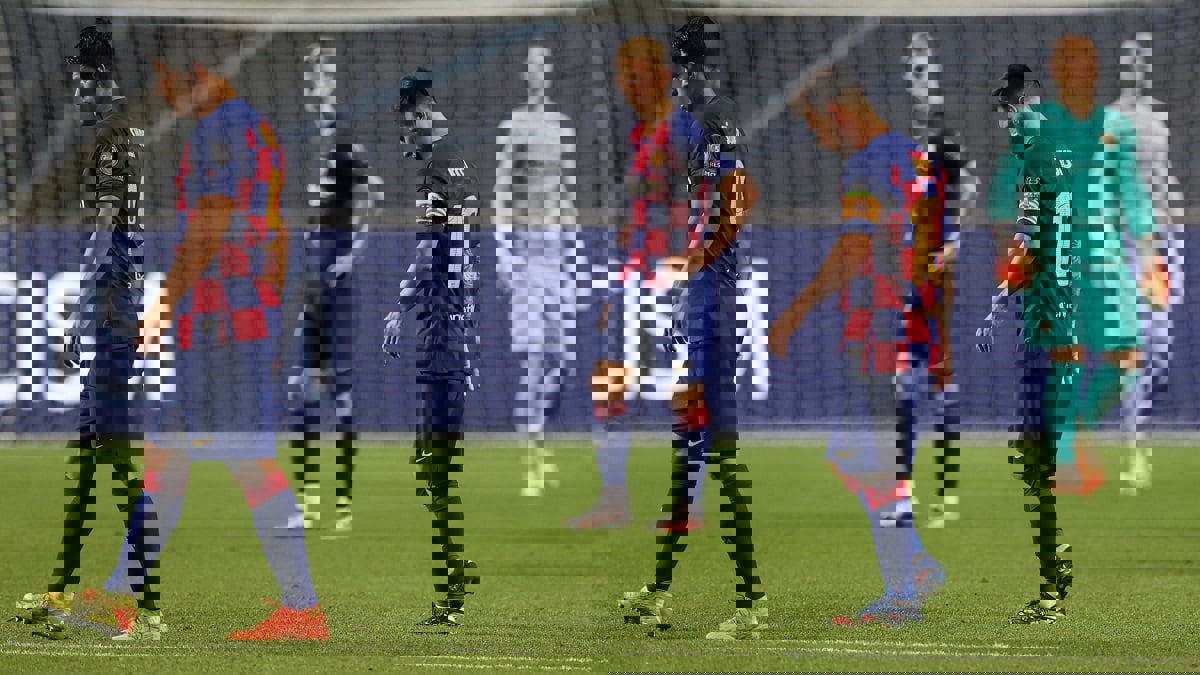 جمهور برشلونة يسب اللاعبين أمام الفندق في لشبونة