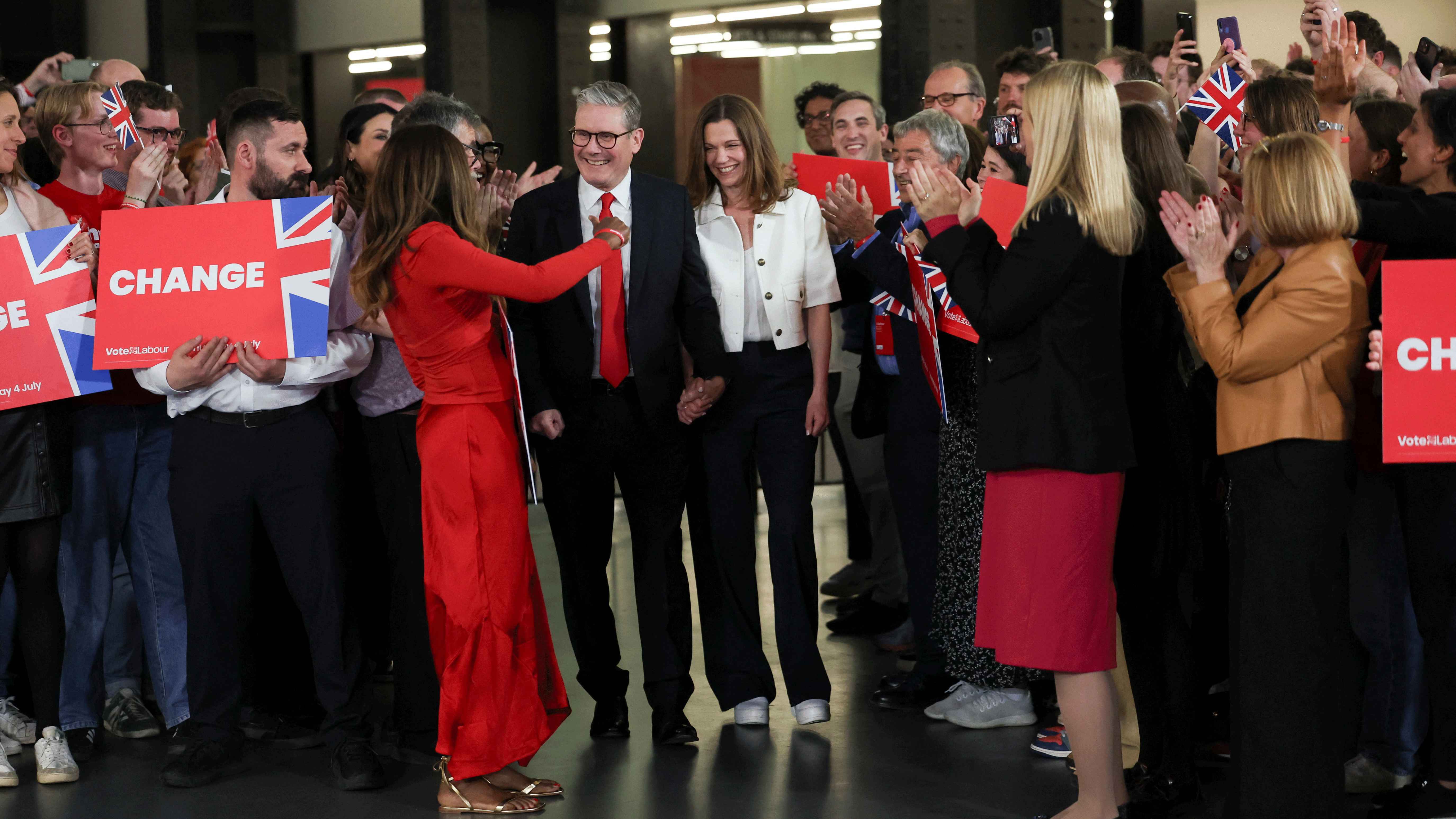 بينما أوروبا تتجه "يميناً".. لماذا اختارت بريطانيا "وجهة اليسار"؟