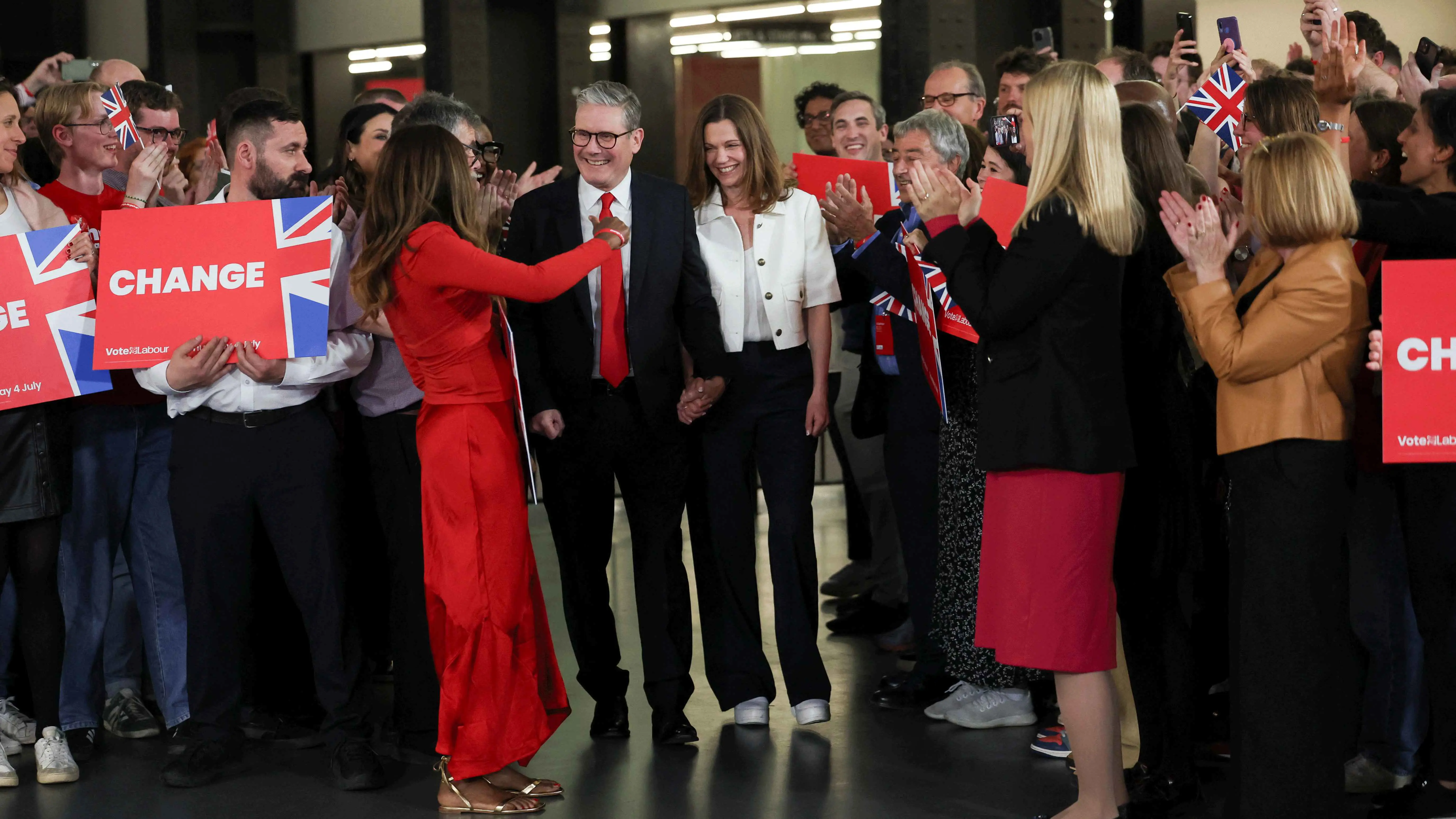 بينما أوروبا تتجه "يميناً".. لماذا اختارت بريطانيا "وجهة اليسار"؟