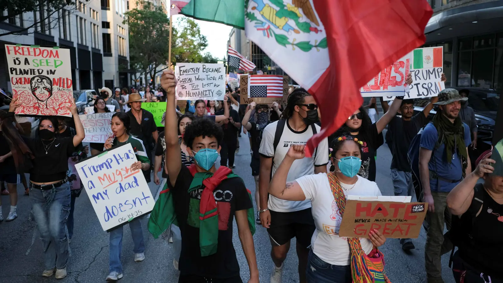 في ذكرى تأسيس الجيش.. الأمريكيون يهتفون ضد سياسة ترامب