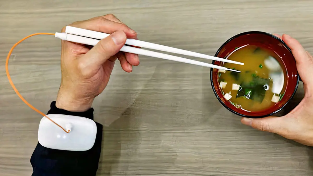 عيدان طعام كهربائية تنقل إلى الفم الإحساس بالملح لمنع الأمراض