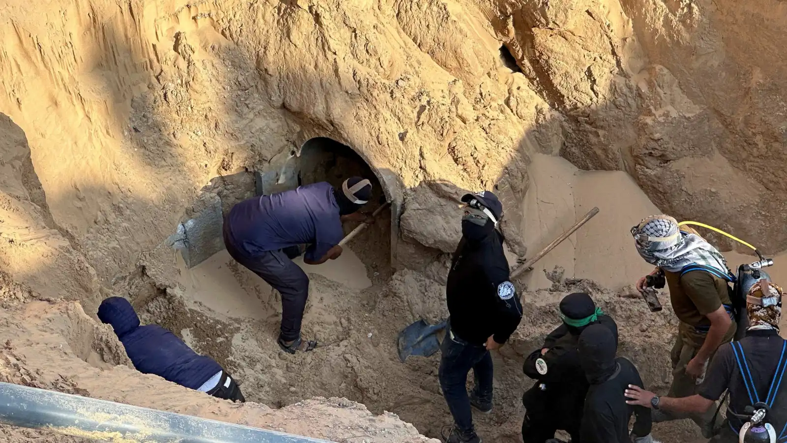 عناصر من حماس يبحثون عن جثث رهائن إسرائيليين في خان يونس