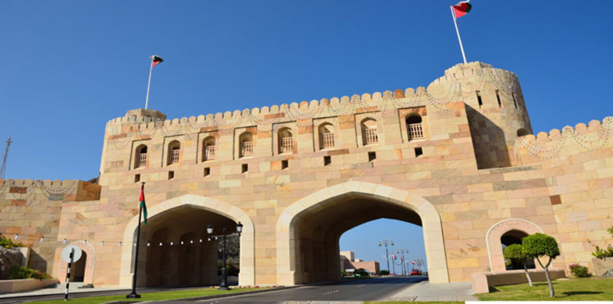 مسقط تراوح بين تصعيد طهران وحزم الرياض