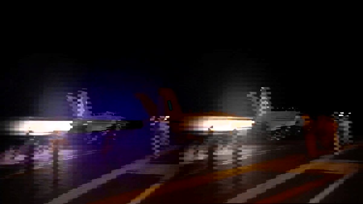 للمرة الأولى.. التحالف يستهدف مواقع حوثية في جزيرة "كمران" اليمنية