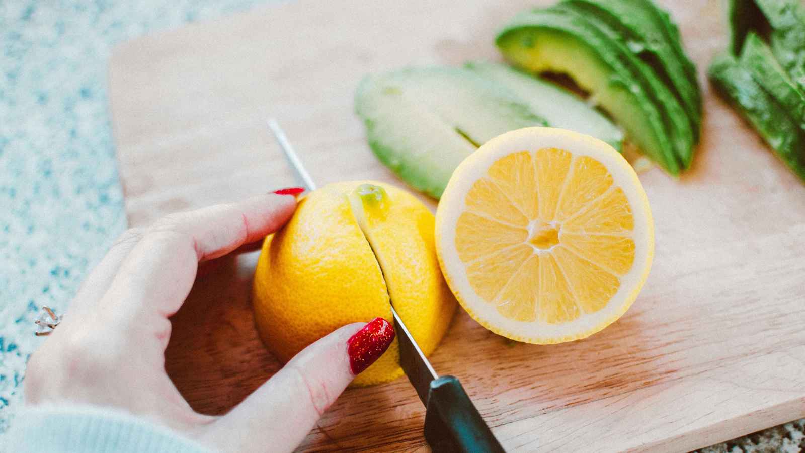 5 تغيرات تحدث لجسمك عند تناول ليمونة واحدة يوميا