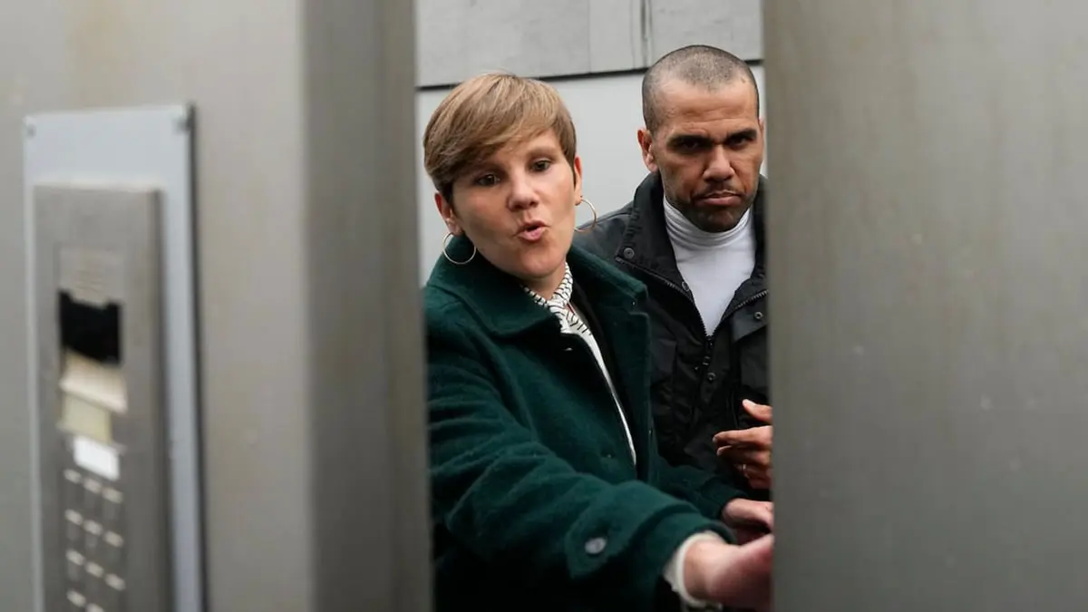 كم ستتقاضى محامية داني ألفيس بعد جهودها في الإفراج عنه؟