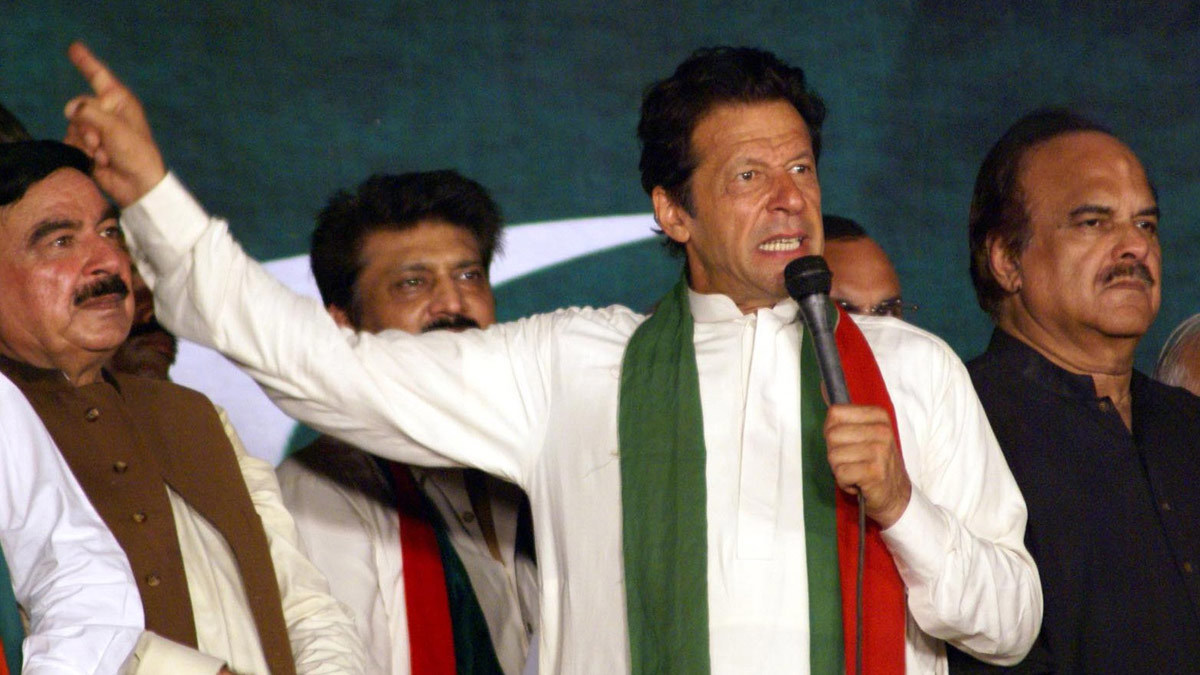 باكستان.. عمران خان يعين وزيرًا جديدًا للمالية في تعديل وزاري واسع