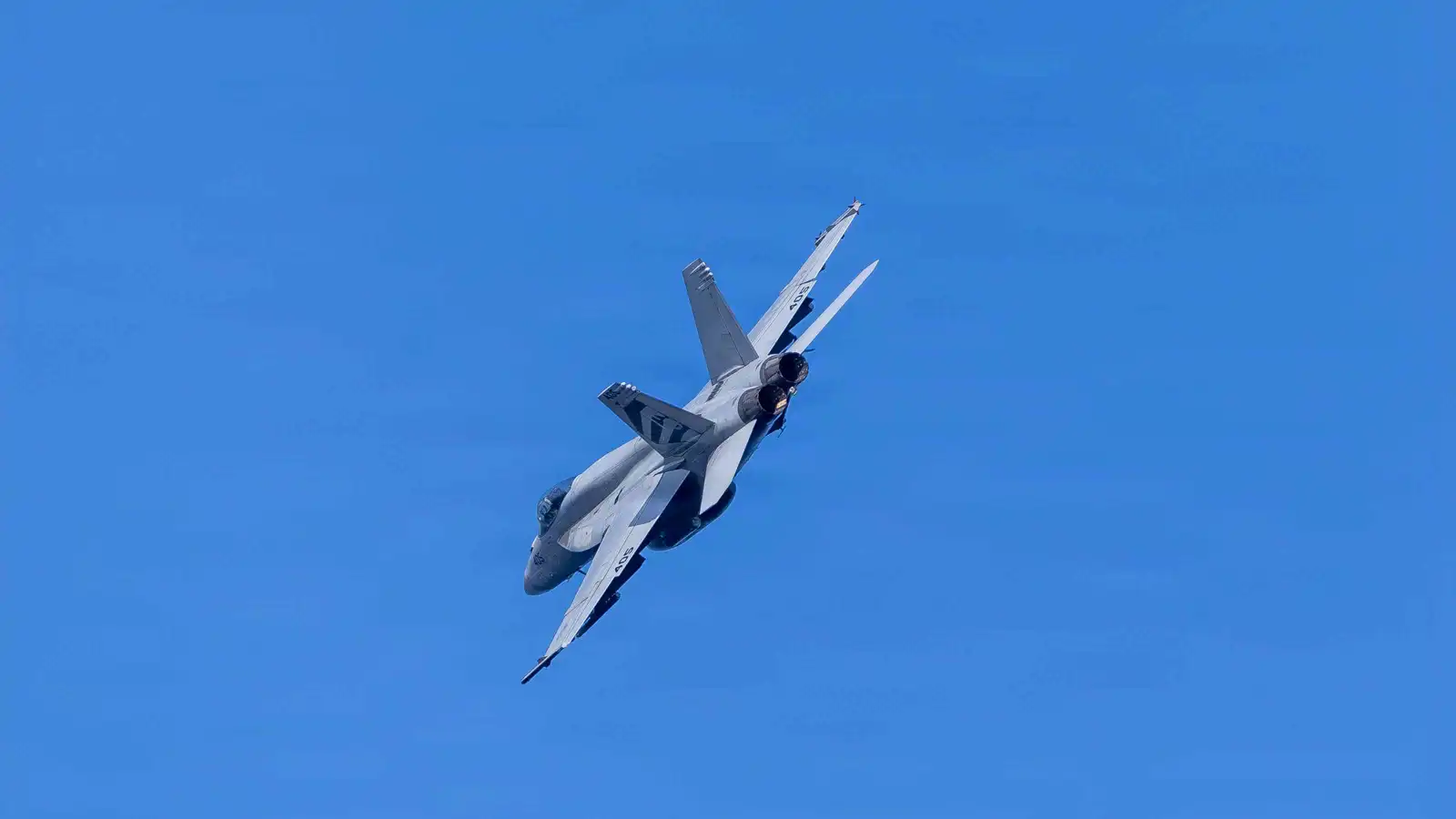 الجيش الأمريكي ينفي إسقاط مقاتلة فوق البصرة العراقية (فيديو)