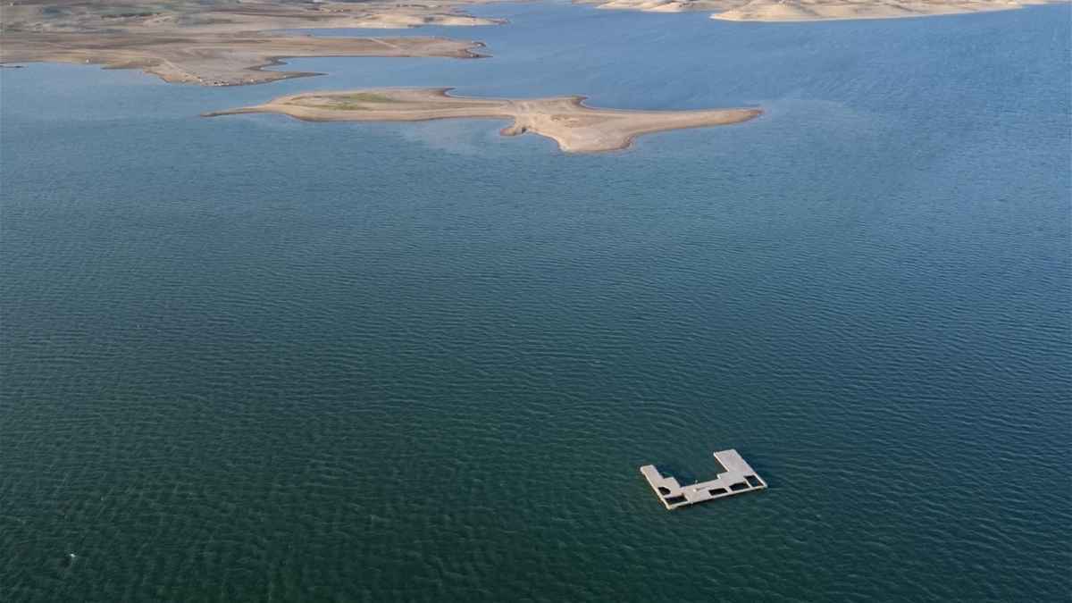 بعد نصف قرن.. مدرسة غمرتها المياه تطفو مجدداً في العراق (صورة)