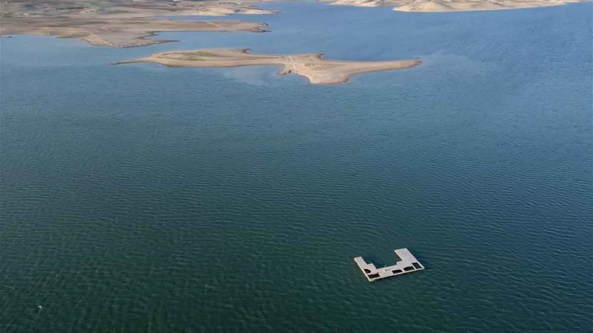 بعد نصف قرن.. مدرسة غمرتها المياه تطفو مجدداً في العراق (صورة)