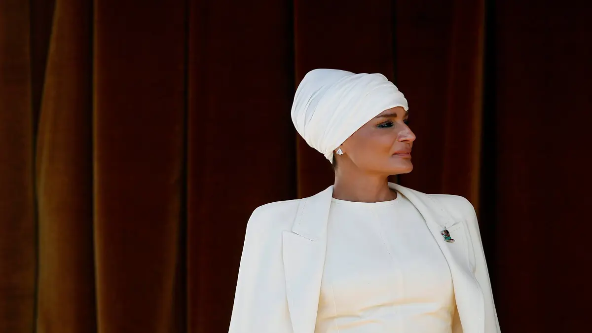 الشيخة موزة والدة أمير قطر تشتري فندق "ريتز" لندن