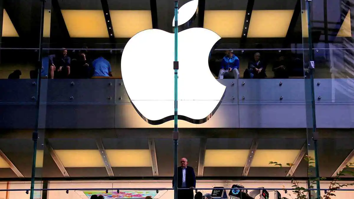 شعار "آيفون" على أحد مباني الشركة.