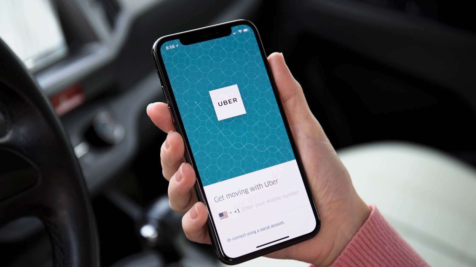 سائقة "أوبر" تُشهر السلاح بوجه مغنية خلال مشادة داخل السيارة (فيديو)