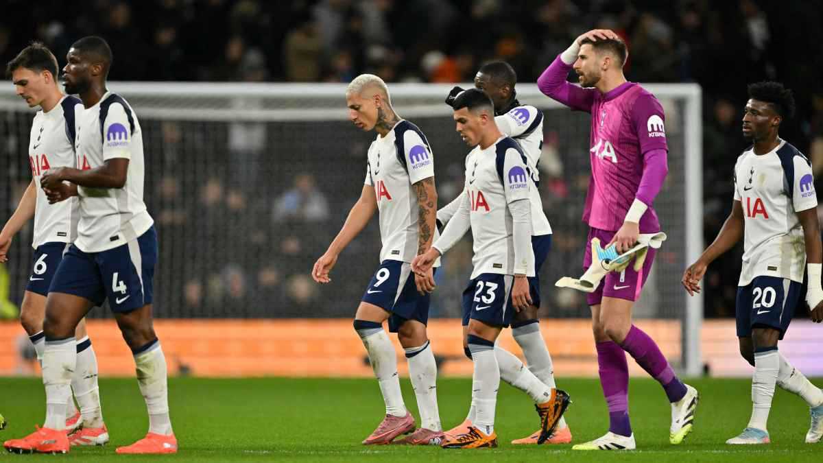 مدرب توتنهام ينتقد جماهير فريقه بسبب صيحات الاستهجان ضد الحارس فيكاريو