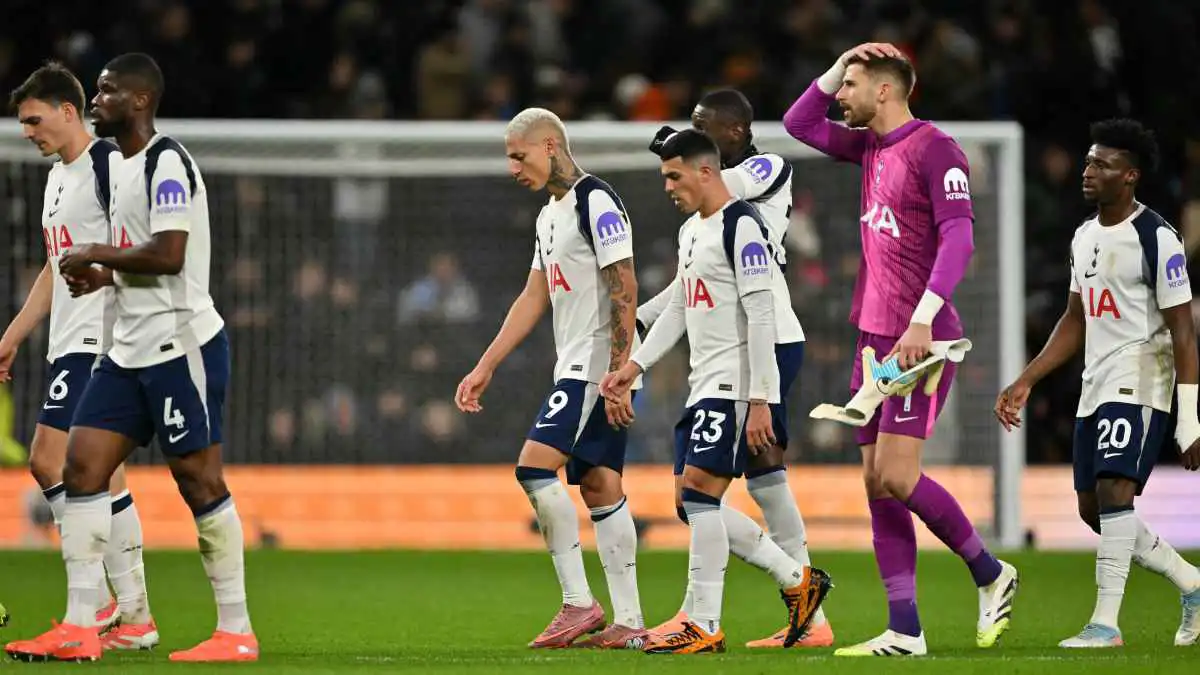 مدرب توتنهام ينتقد جماهير فريقه بسبب صيحات الاستهجان ضد الحارس فيكاريو