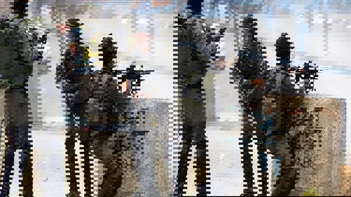 مئات الفلسطينيين يشتبكون مع القوات الإسرائيلية والمستوطنين لمنع مصادرة أراضيهم