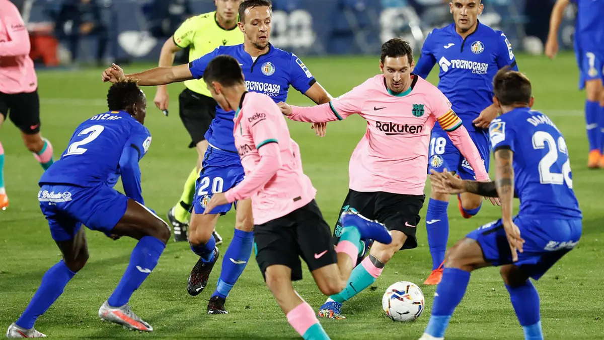 برشلونة يرفض هدية ريال مدريد ويسقط أمام خيتافي في الدوري الإسباني