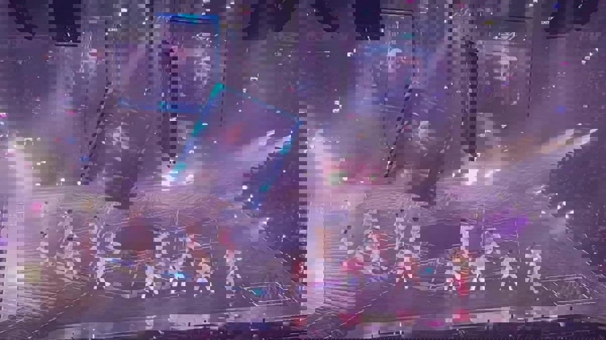 هونغ كونغ.. إصابة راقصيْن إثر سقوط شاشة عملاقة بحفل فرقة "ميرور"