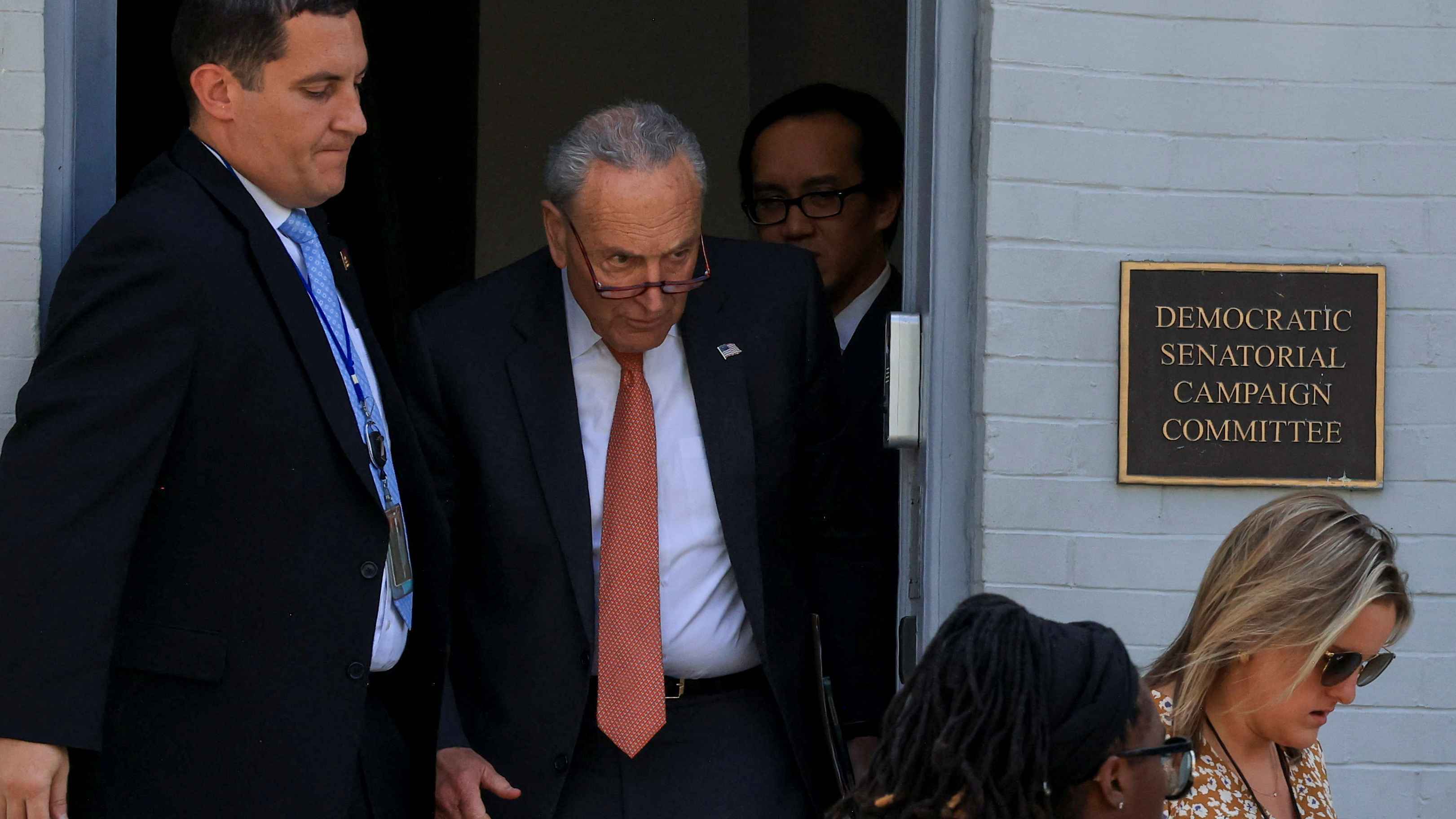 شومر يهدد: لن نسمح بنشر قوات أمريكية في فنزويلا دون موافقة الكونغرس