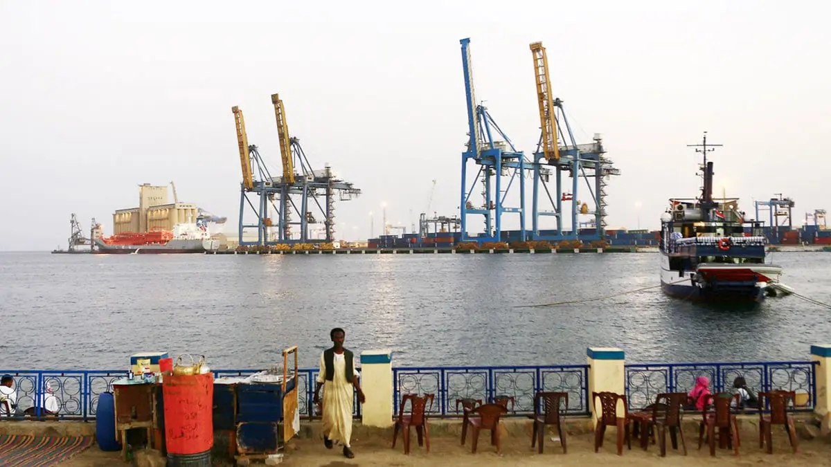 في ظل أزمة اقتصادية عميقة.. المحتجون في شرق السودان يوقفون حركة التجارة