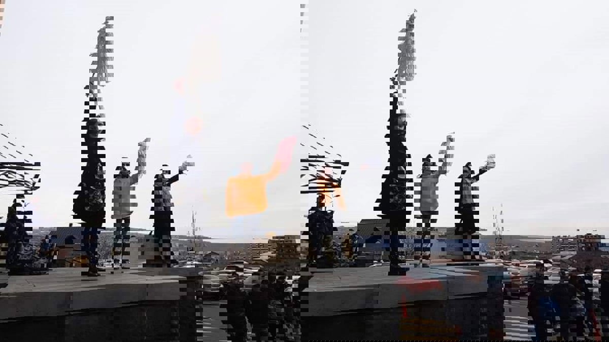 السلطات الإيرانية تتوعد بملاحقة المشاركات في حملة "خلع الحجاب"