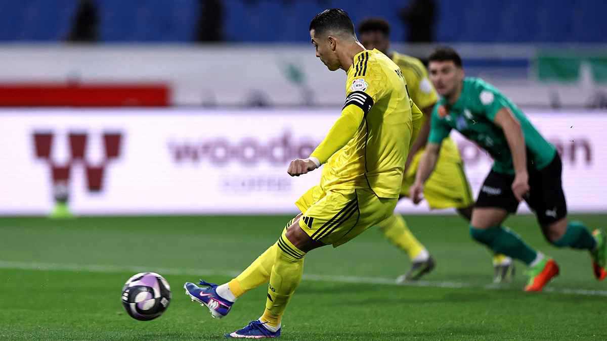 بعد هز شباك النجمة.. ماذا يفصل كريستيانو رونالدو عن الـ1000 هدف؟ 