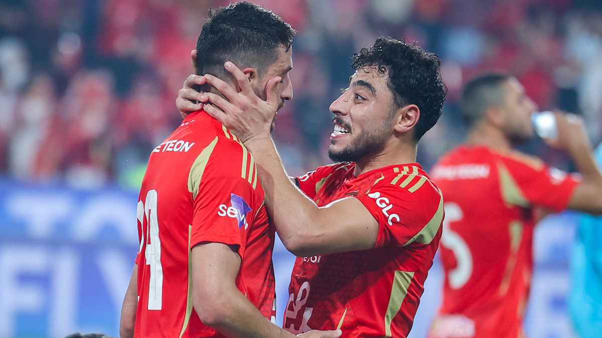 هل تغاضى الحكم عن طرد لاعب الأهلي أمام سيراميكا كليوباترا؟ (فيديو)