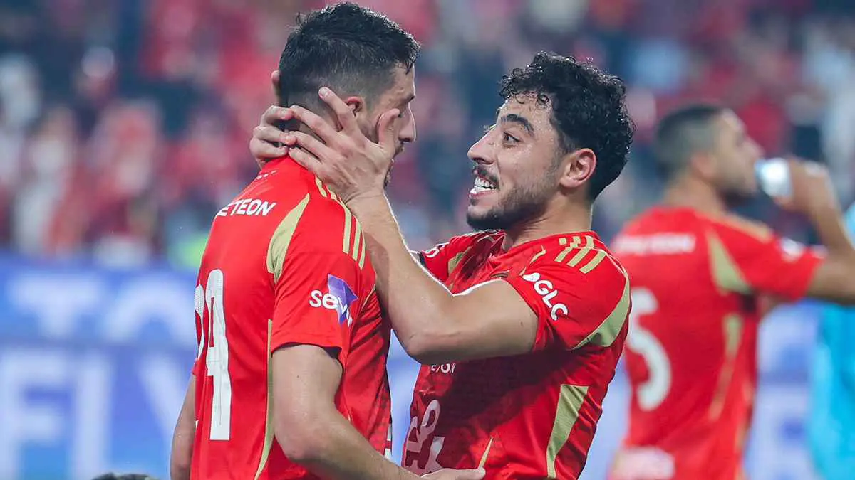 هل تغاضى الحكم عن طرد لاعب الأهلي أمام سيراميكا كليوباترا؟ (فيديو)