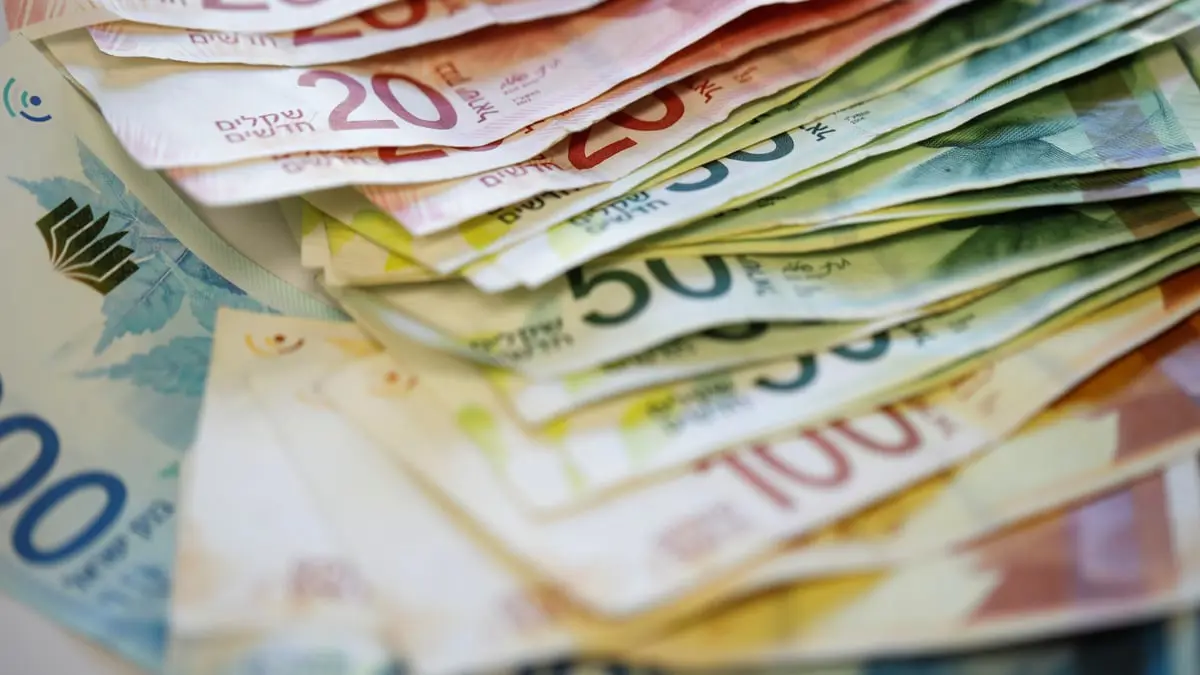 الشيكل الإسرائيلي يتراجع إلى أدنى مستوى أمام الدولار منذ 2015