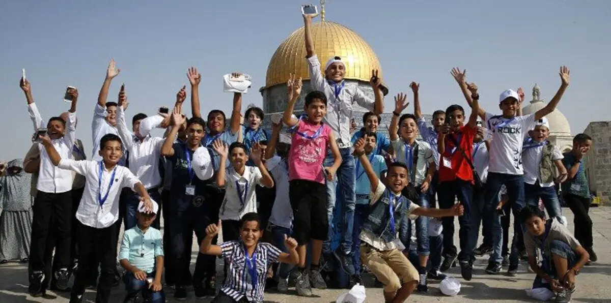 رافعين عصي السيلفي بأيديهم.. أطفال غزة يزورون القدس للمرة الأولى والإثارة والقلق يسيطران عليهم
