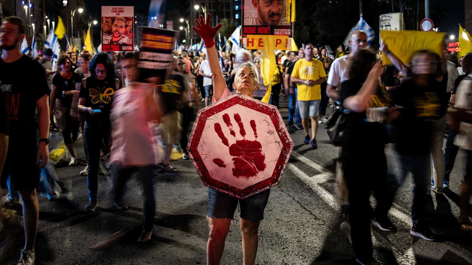 "حياة الرهائن في خطر".. احتجاجات ضخمة تهز إسرائيل (فيديو وصور)
