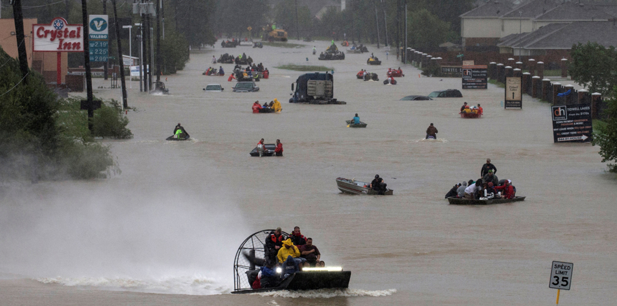 الإعصار هارفي يجبر الأمريكيين على اصطياد السمك وسط منازلهم