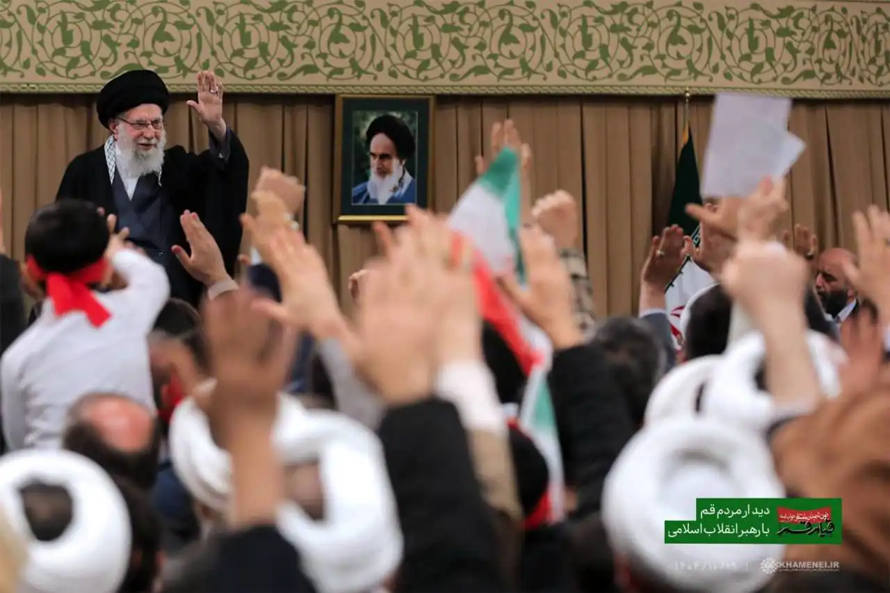 خطاب خامنئي أمام حشد من أهالي محافظ قم وسط إيران