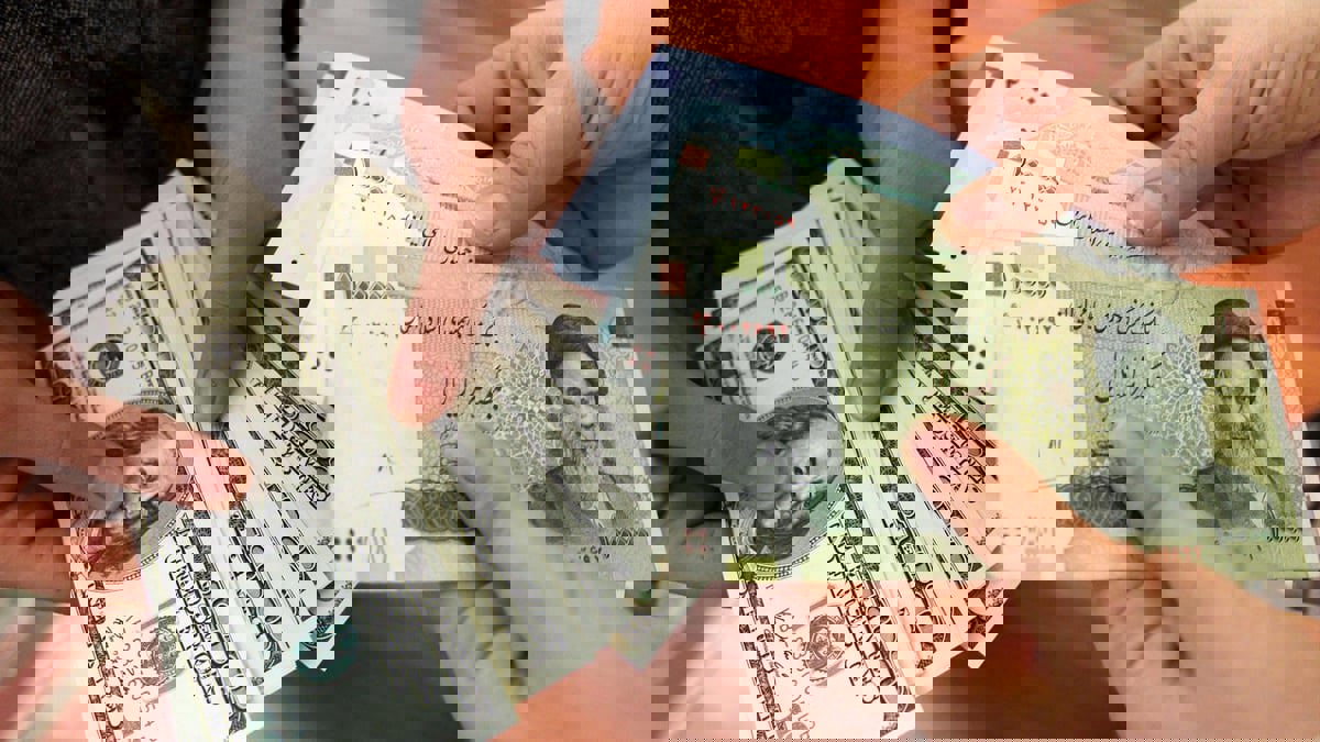 عملة إيران تسجل تراجعا جديدا أمام الدولار الأمريكي