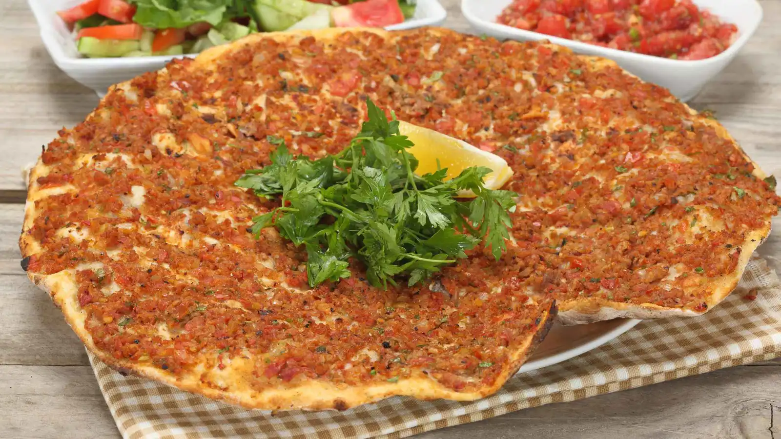 فطيرة اللحم بعجين