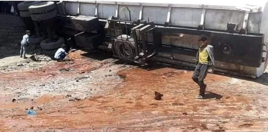 في اليمن.. انقلاب شاحنة لنقل المحروقات يخلّف نهرًا من "العسل"