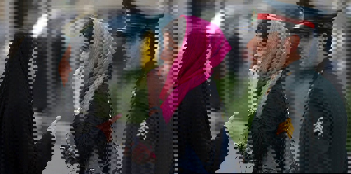 وزير إيراني يدعو لإعادة النظر في أساليب فرض الحجاب على النساء