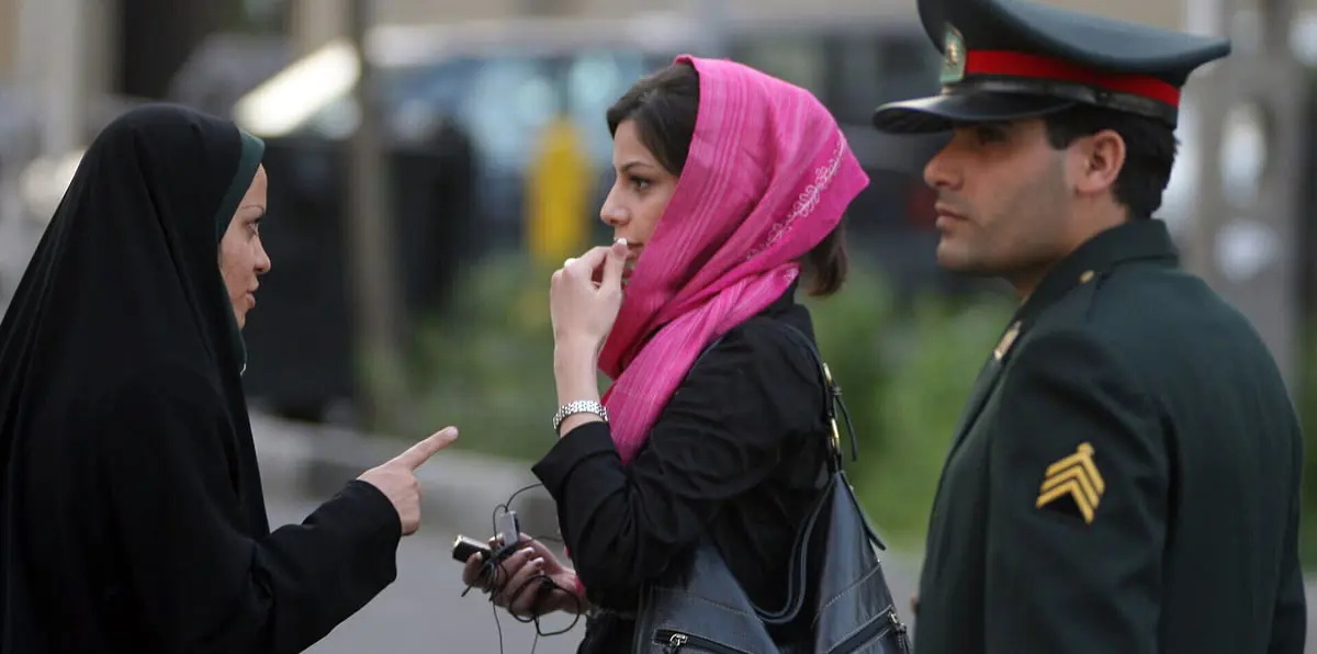 وزير إيراني يدعو لإعادة النظر في أساليب فرض الحجاب على النساء