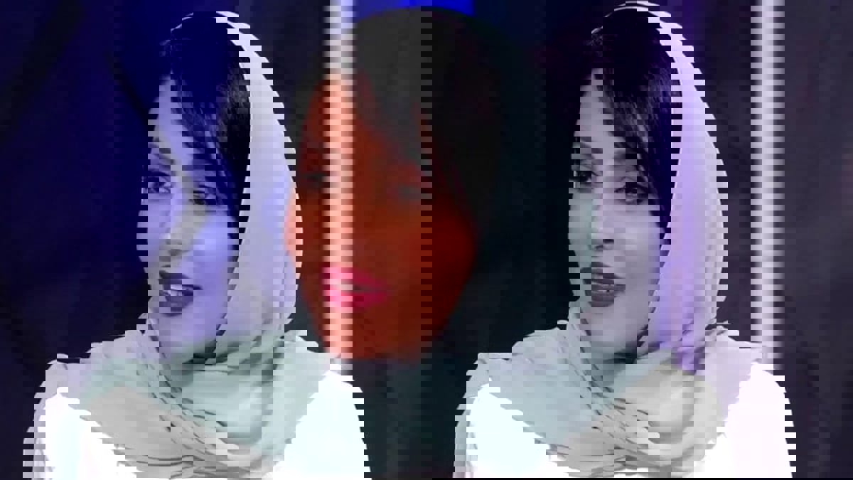 ملاك الحسيني تنهار باكية وتتهم مشهورة بـ"تدمير حياتها"