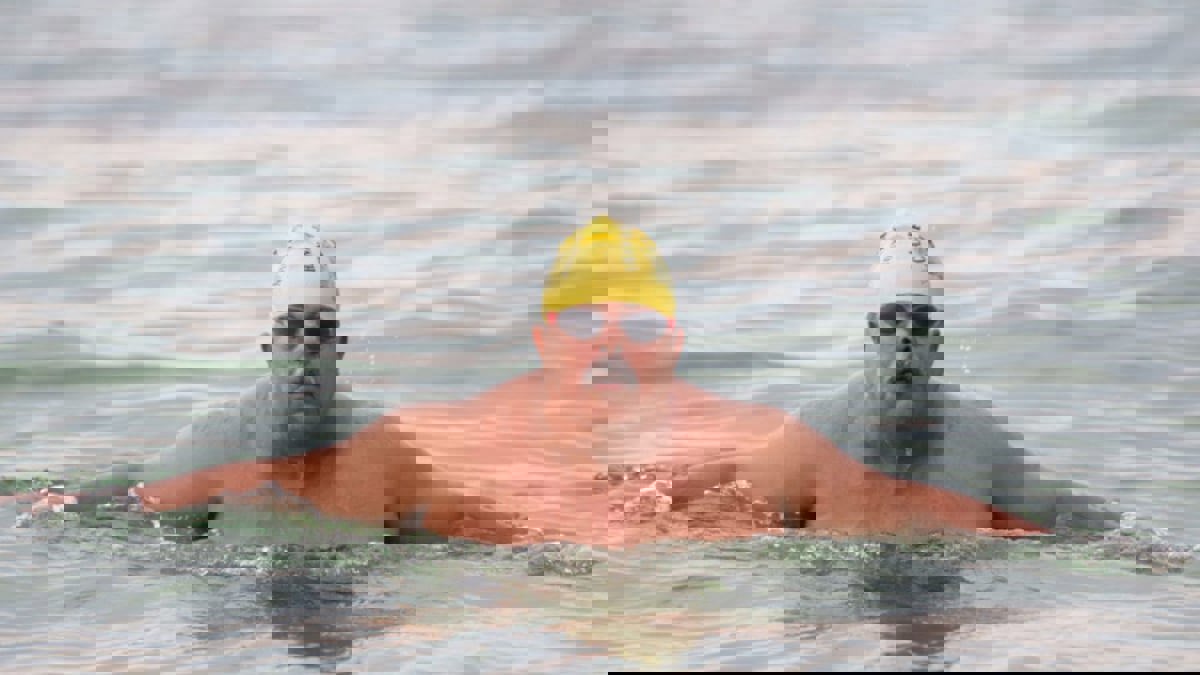 قطع 155 كيلومترا.. نجيب بالهادي يسبح دون توقف من إيطاليا إلى تونس