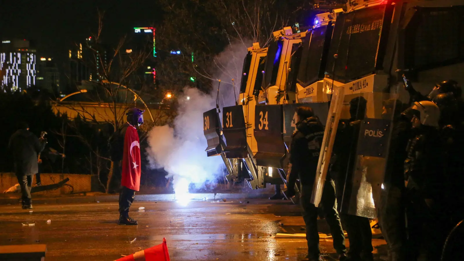 أنقرة تعلن احتجاز عشرات المحتجين ضد اعتقال أكرم أوغلو (فيديو)