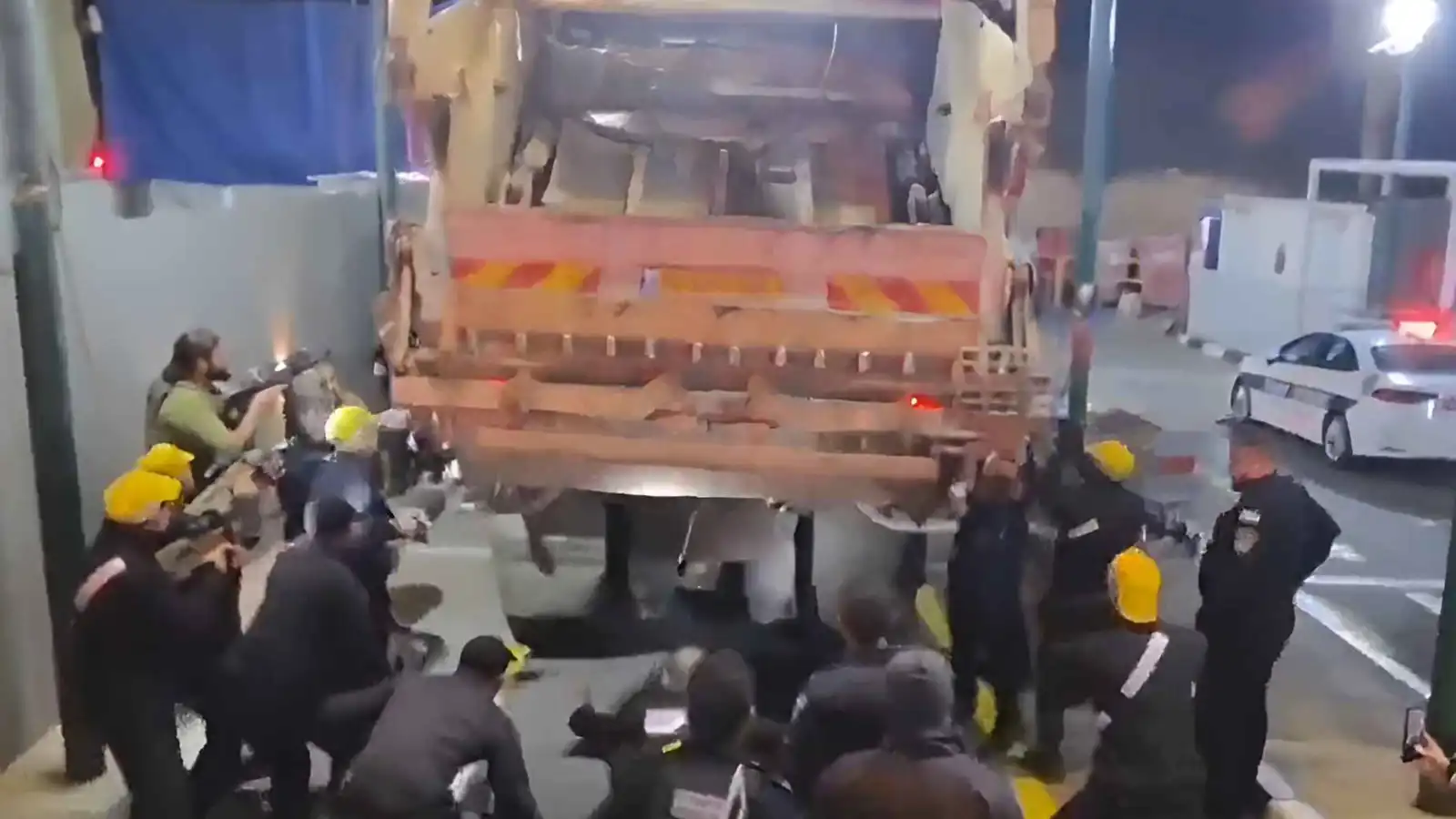 في شاحنة قمامة.. ضبط 68 فلسطينياً حاولوا التسلل لإسرائيل (فيديو)