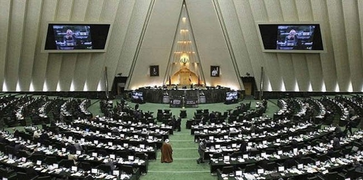 ردًا على تمديد العقوبات.. إيران تعتزم إقرار قانون يمنع شراء السلع الأمريكية