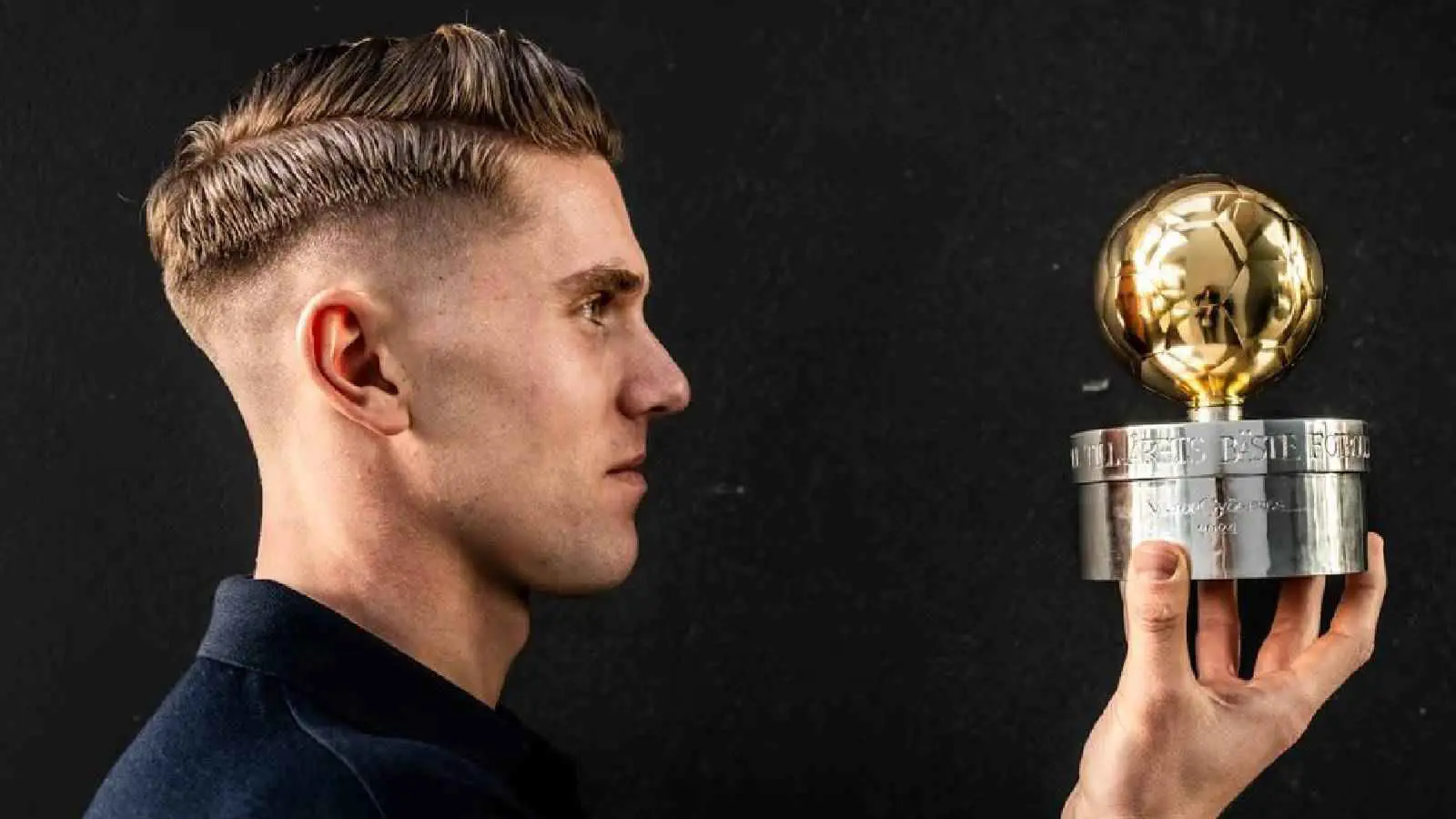 "رونالدو الجديد" يحصد جائزة مرموقة (صور)