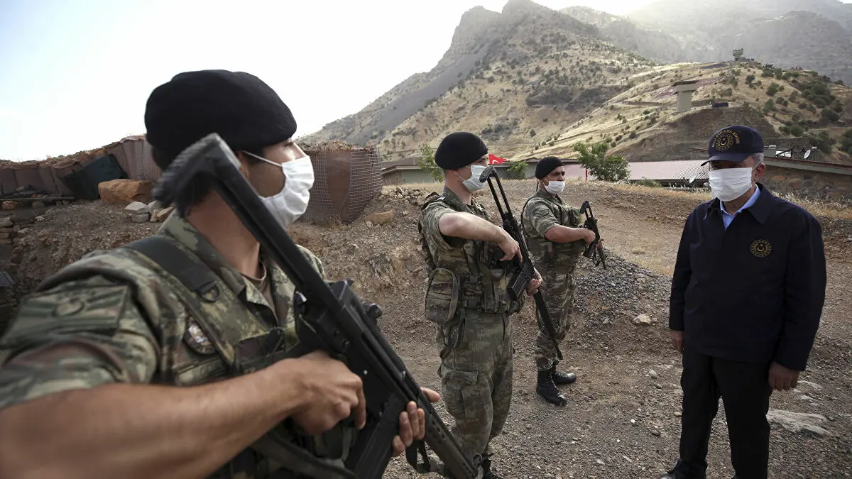 تفقد قاعدة عسكرية في كردستان.. العراق يحتج على تسلل وزير الخارجية التركي لأراضيه